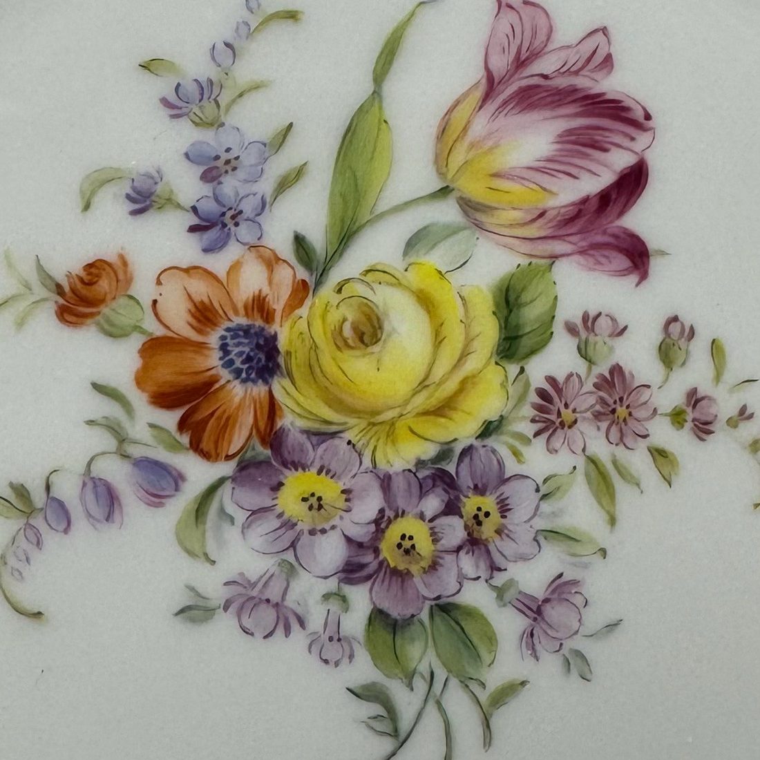 ヨーロッパ様式の花束を描いた器(部分)